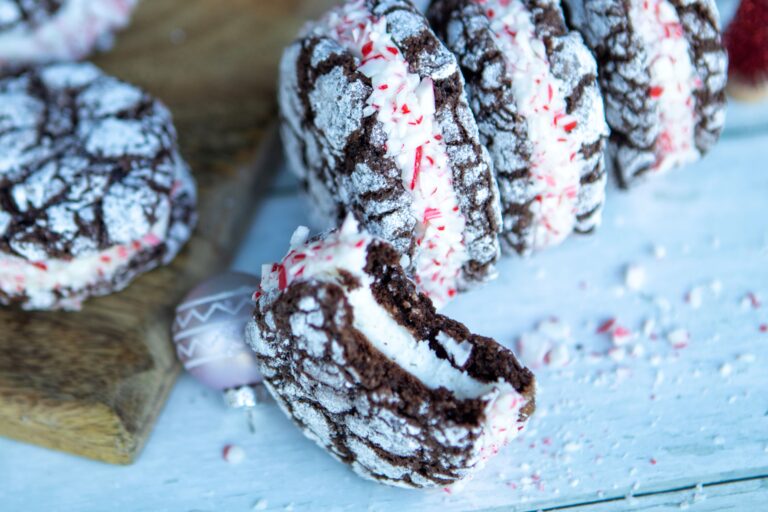 Crinkle Cookies with Peppermint Cream